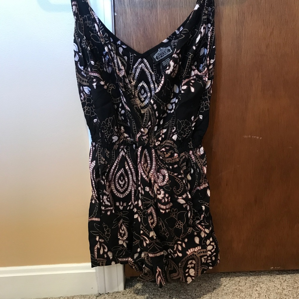 Size small super cute summer romper!